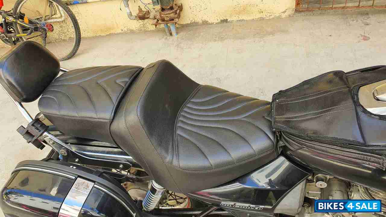 Black Bajaj Avenger 220 DTS-i