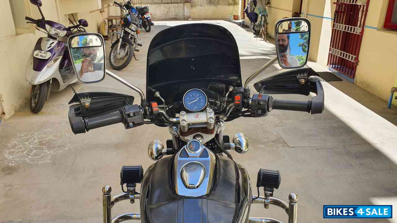 Black Bajaj Avenger 220 DTS-i