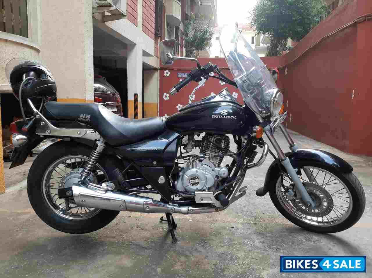 Black Bajaj Avenger 220 DTS-i