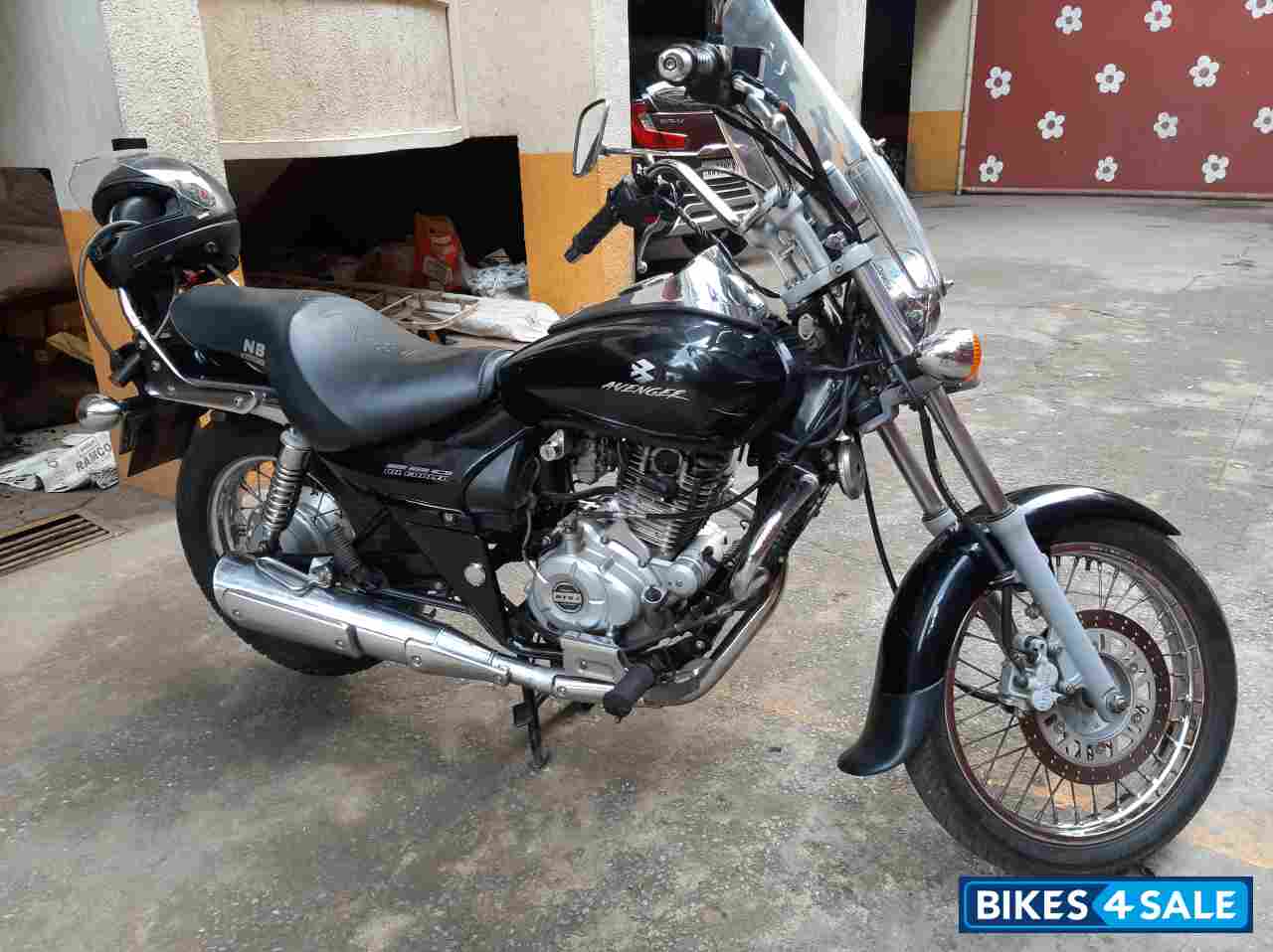Black Bajaj Avenger 220 DTS-i Black Bajaj Avenger 220 DTS-i