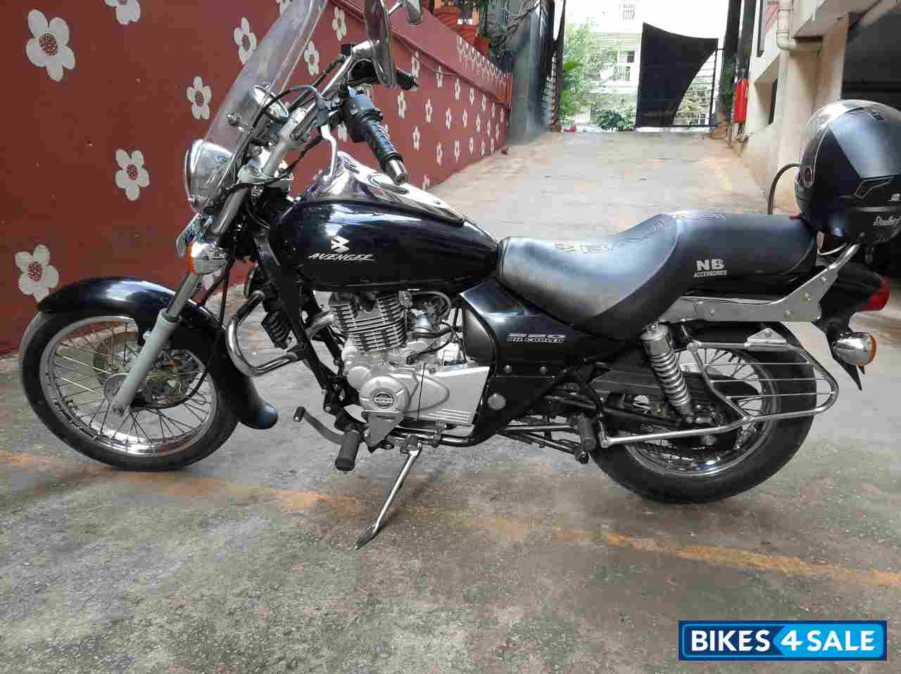 Black Bajaj Avenger 220 DTS-i Black Bajaj Avenger 220 DTS-i