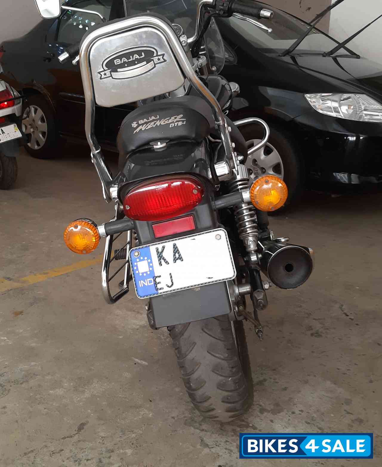 Black Bajaj Avenger 220 DTS-i Black Bajaj Avenger 220 DTS-i