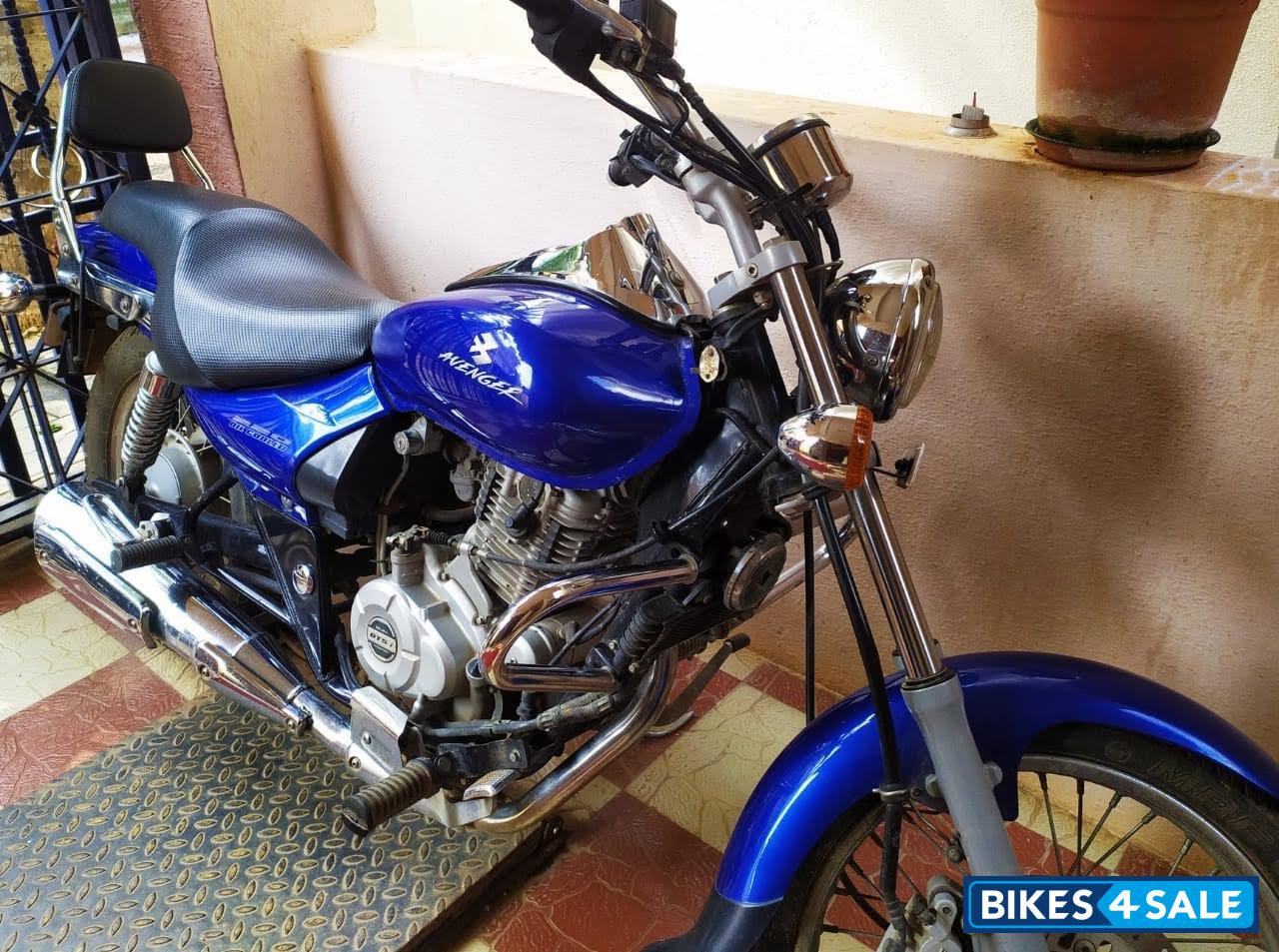 Blue Bajaj Avenger 220 DTS-i