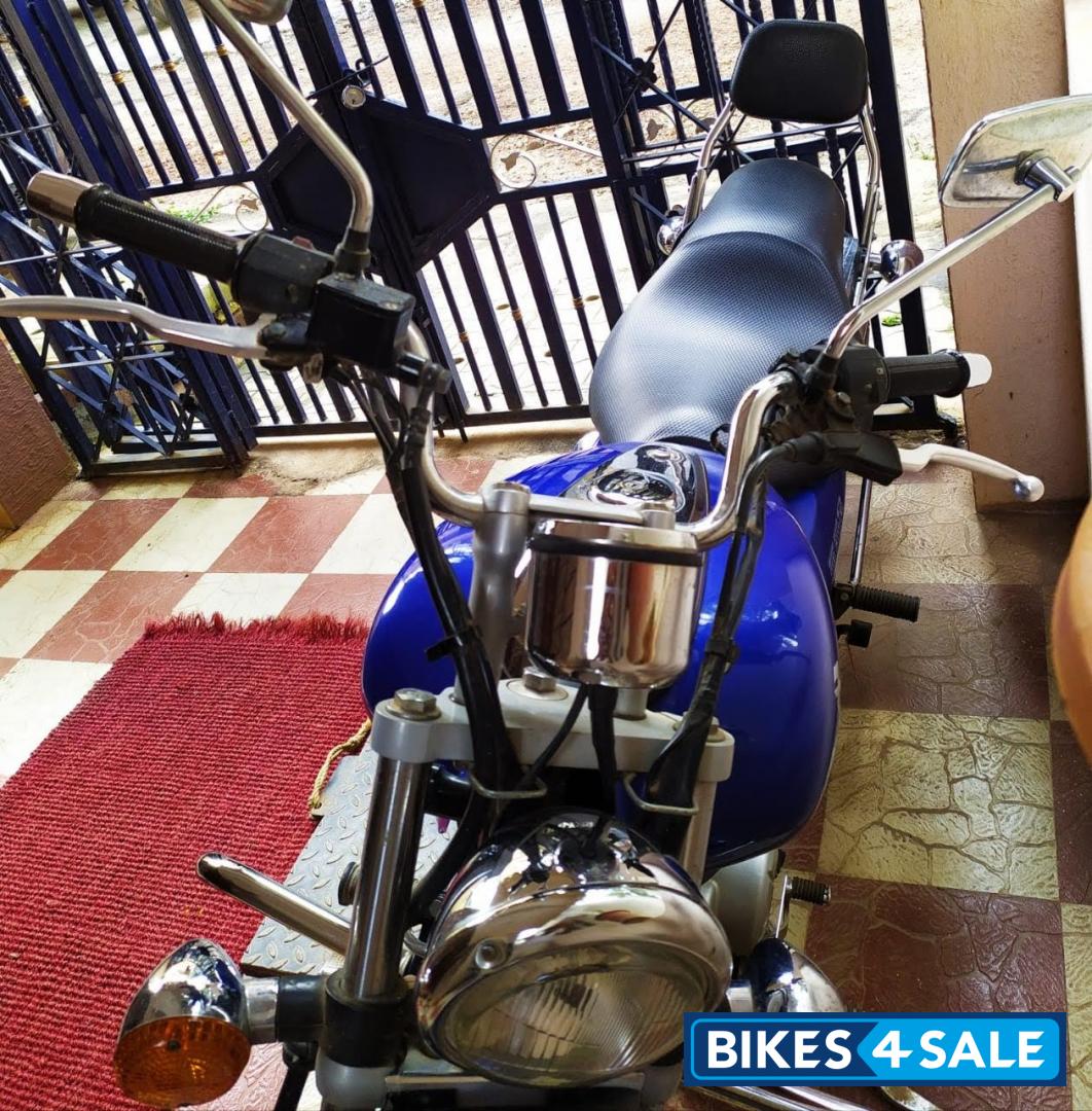Blue Bajaj Avenger 220 DTS-i Blue Bajaj Avenger 220 DTS-i