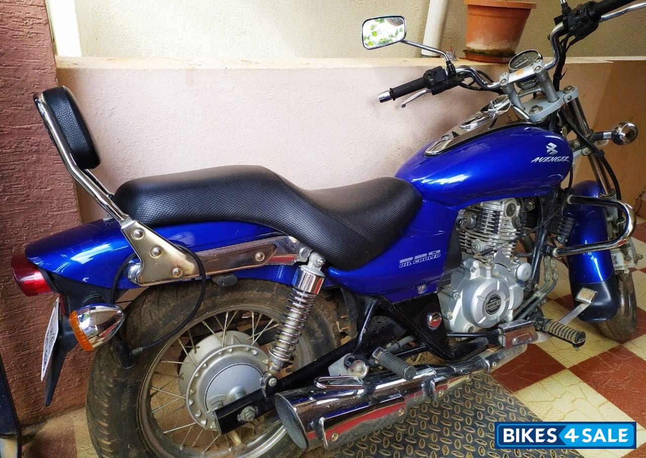 Blue Bajaj Avenger 220 DTS-i Blue Bajaj Avenger 220 DTS-i