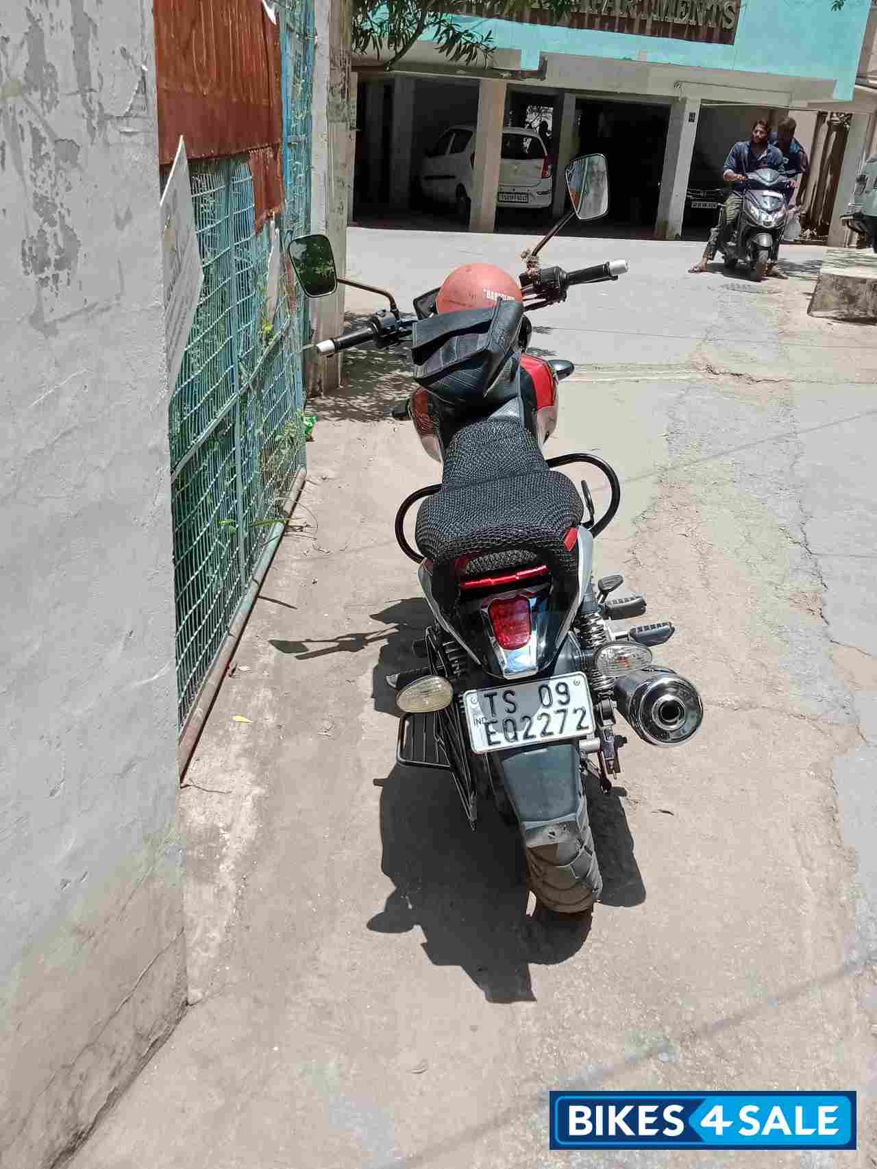 Bajaj V15