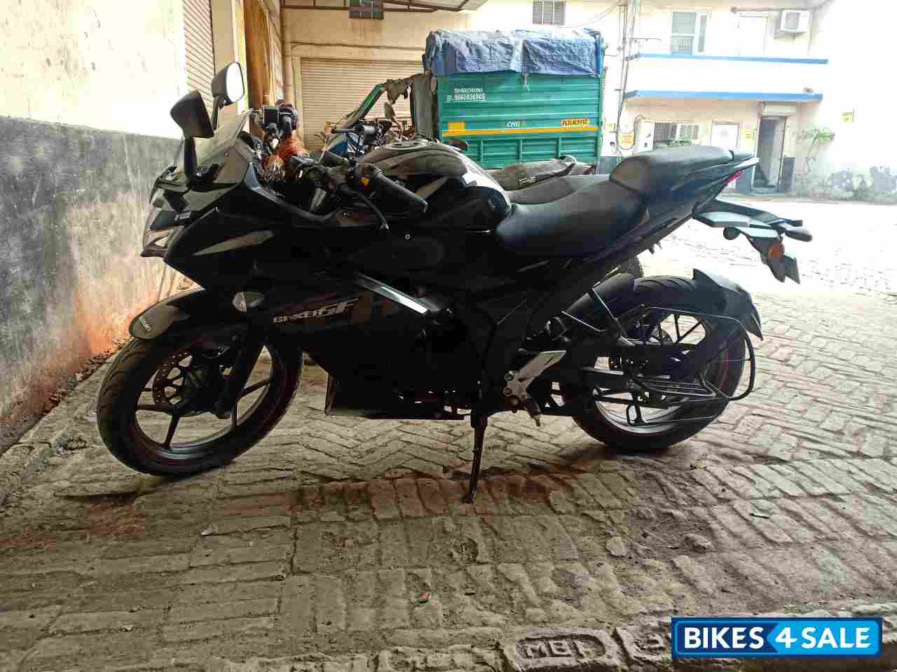 Glazing Black Suzuki Gixxer SF Fi