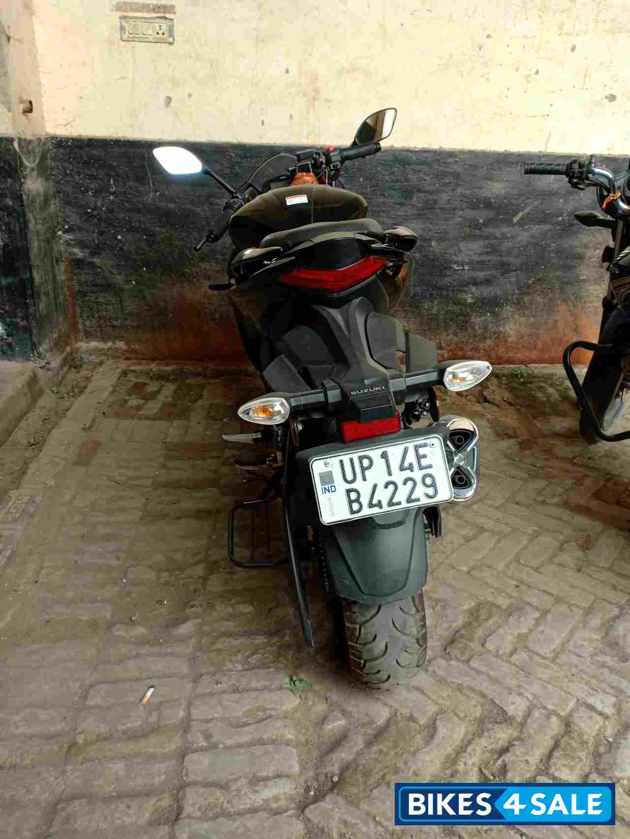 Glazing Black Suzuki Gixxer SF Fi