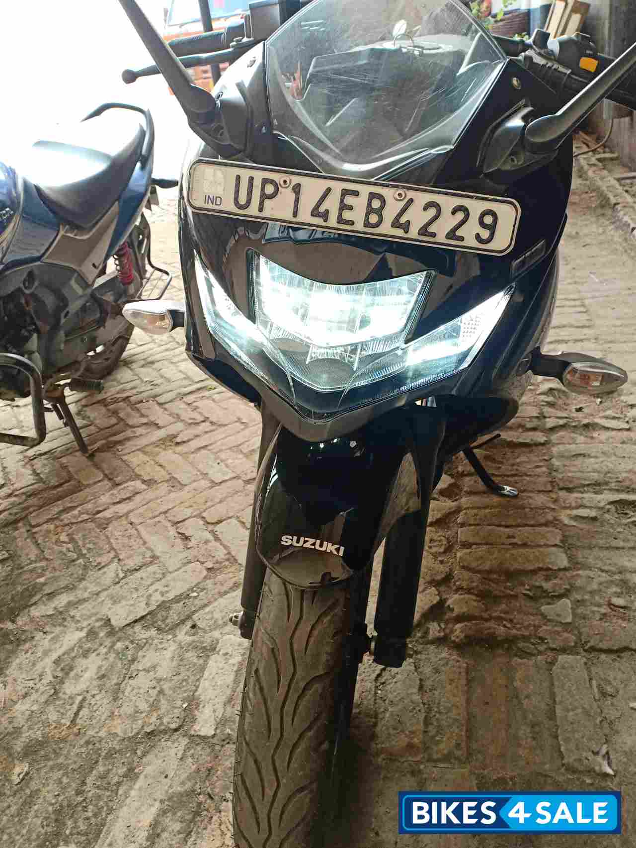 Glazing Black Suzuki Gixxer SF Fi