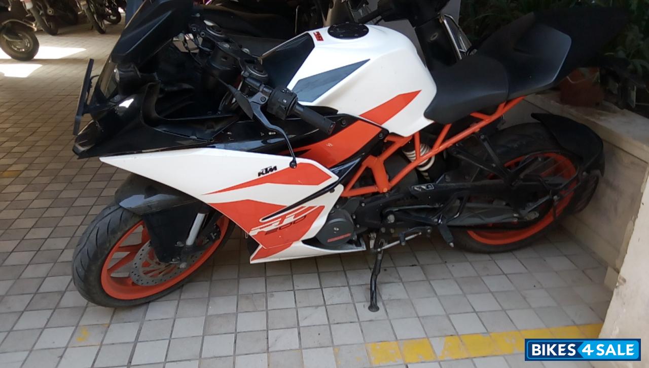 White KTM RC 200