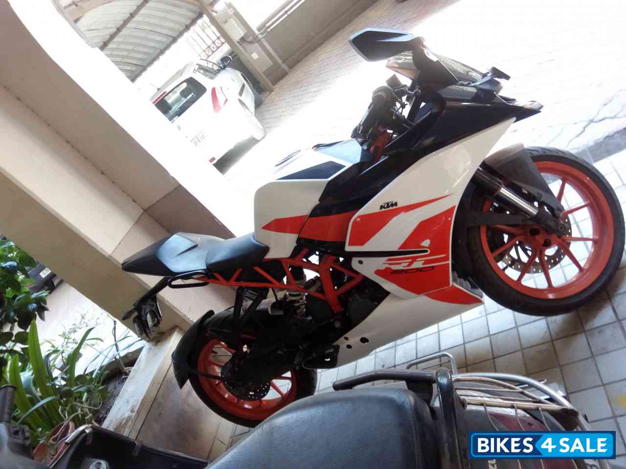 White KTM RC 200 White KTM RC 200