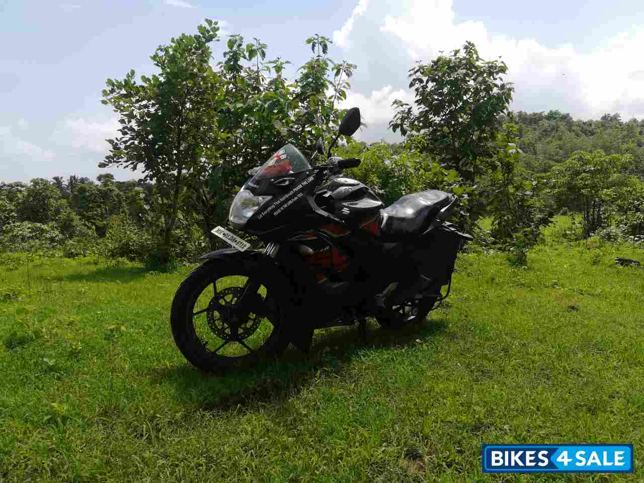 Black Suzuki Gixxer SF