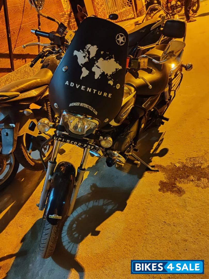 Black Bajaj Avenger Cruise 220