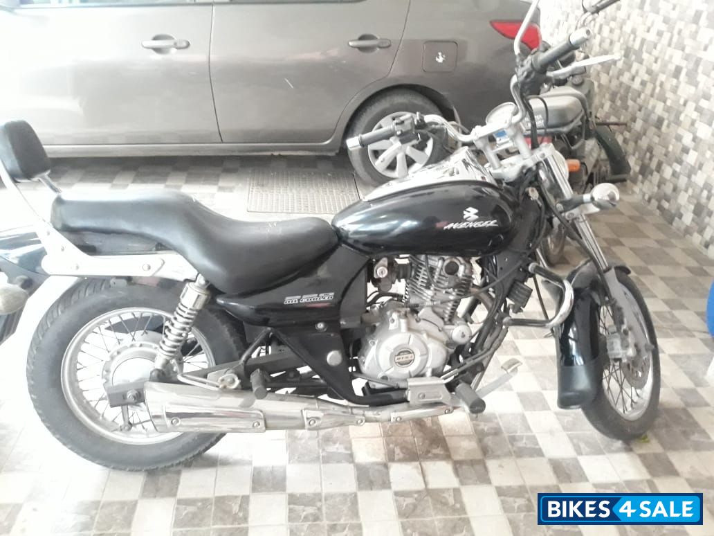 Black Bajaj Avenger 220 DTS-i