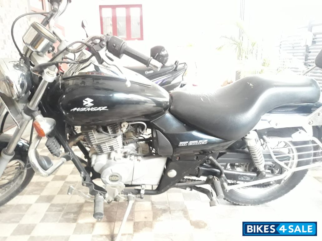 Black Bajaj Avenger 220 DTS-i