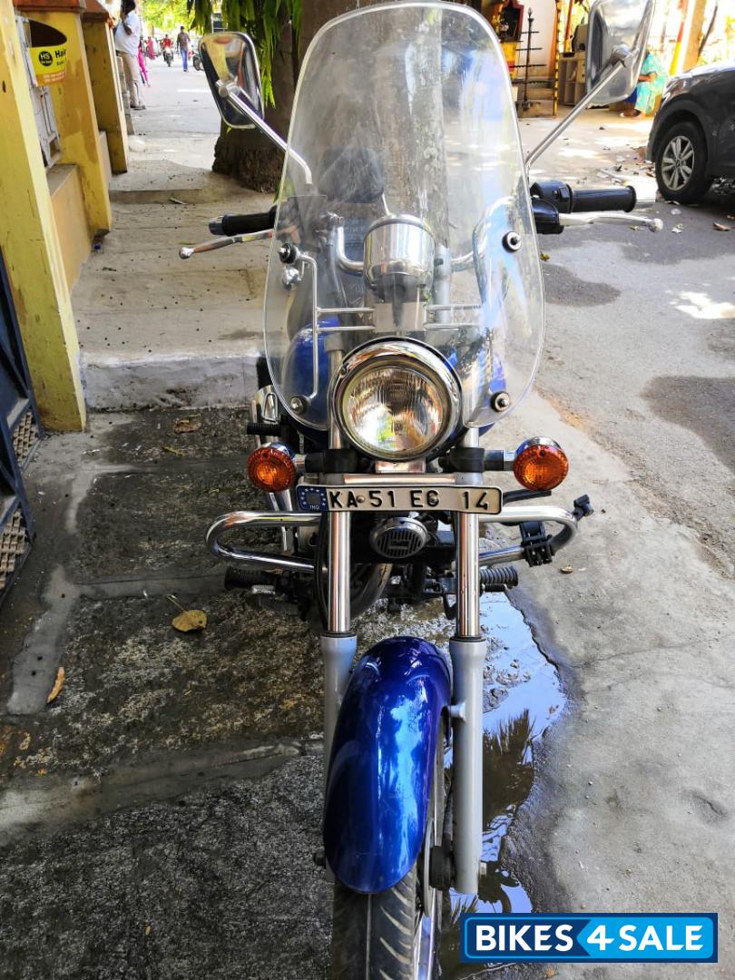 Blue Bajaj Avenger 220 DTS-i