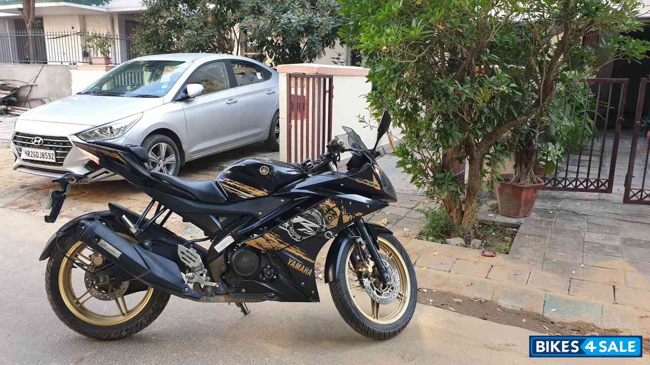 Black/gold Limited Yamaha YZF R15 V2