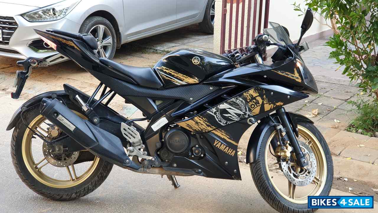 Black/gold Limited Yamaha YZF R15 V2