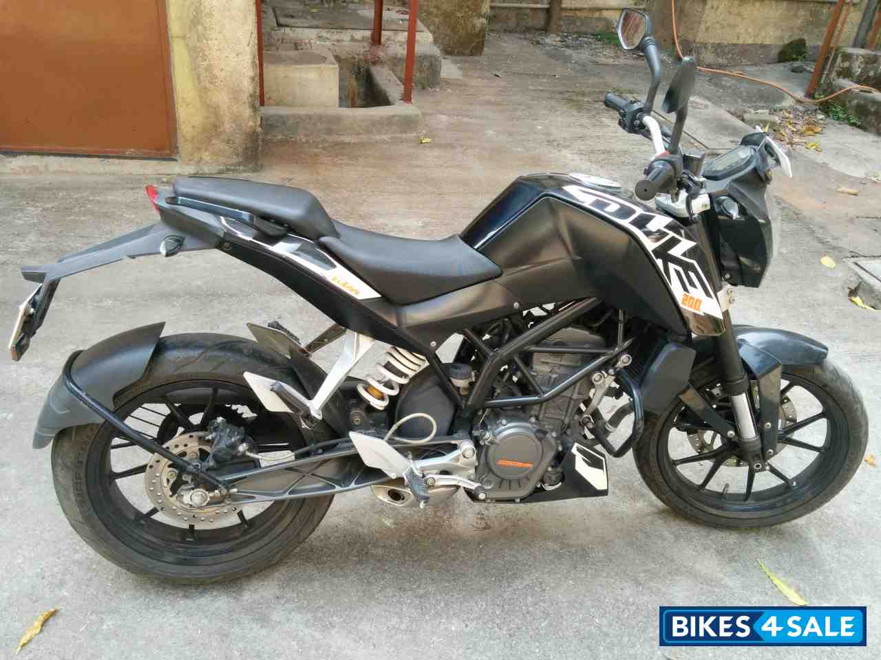 Black KTM Duke 200