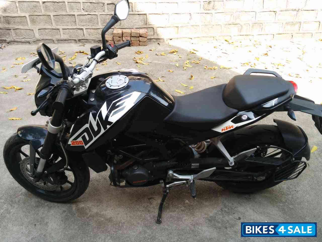 Black KTM Duke 200