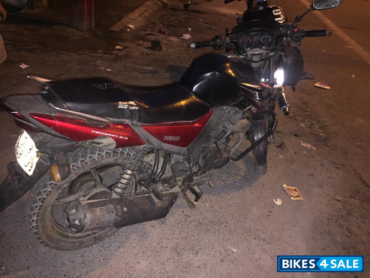 Black/red Yamaha SZ-RR V2