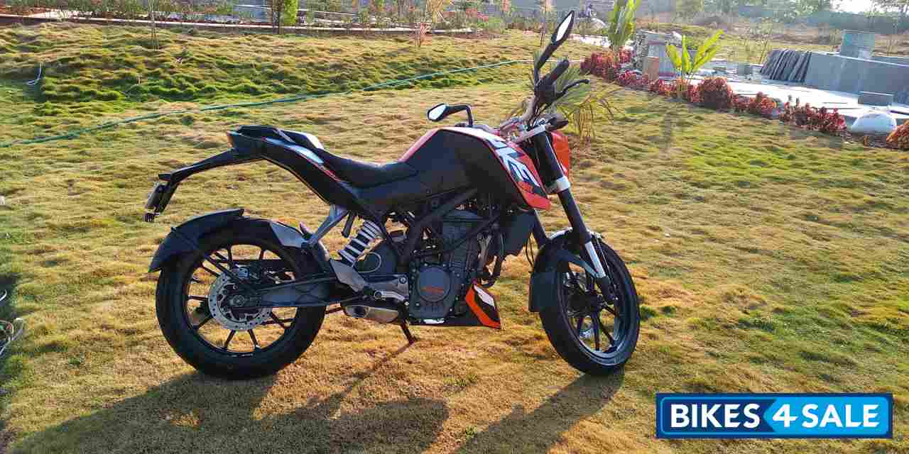 Orange KTM Duke 200