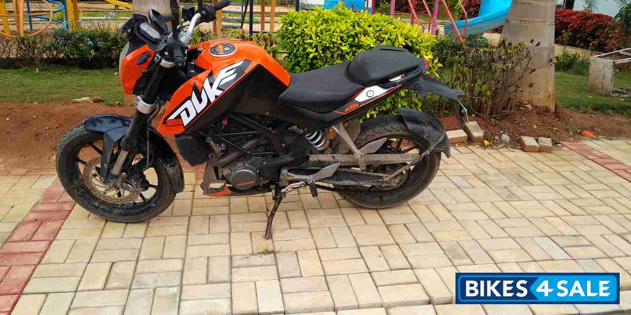 Orange KTM Duke 200
