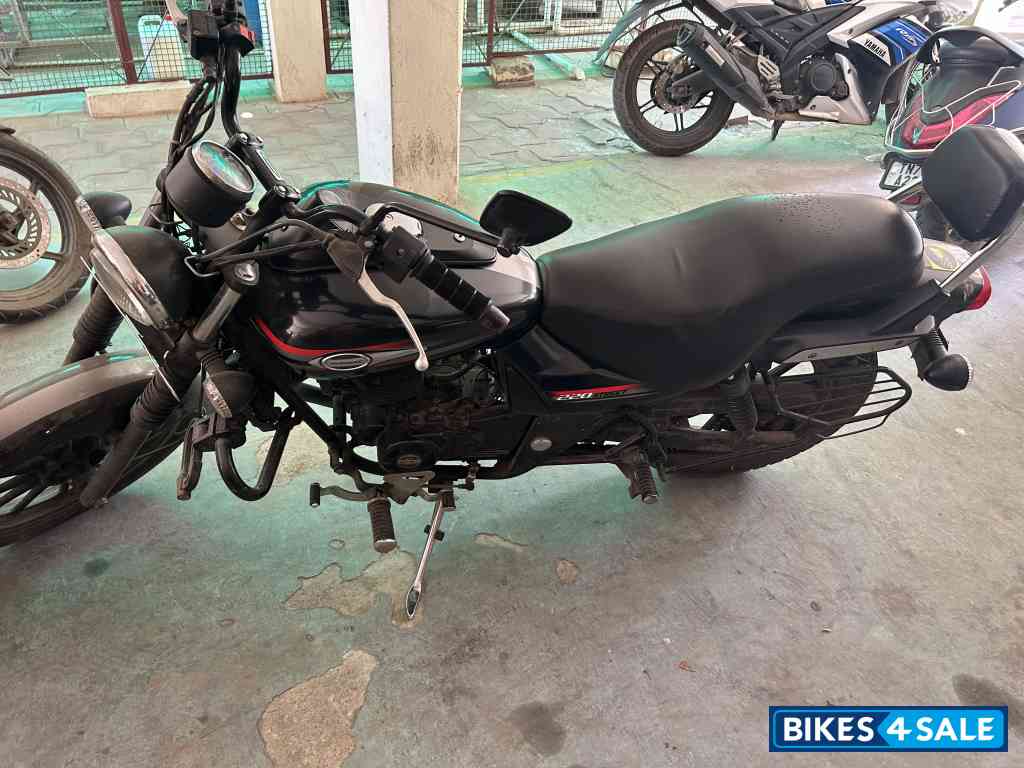 Black Bajaj Avenger Street 220