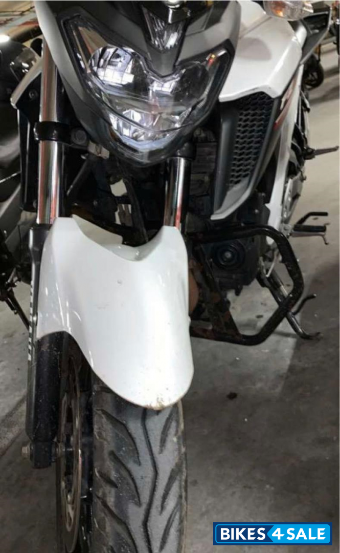 White Yamaha FZ25