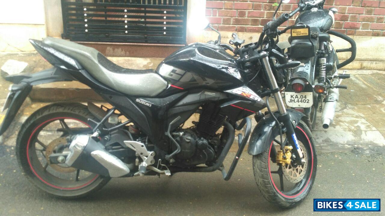 Black Suzuki Gixxer 150 Black Suzuki Gixxer 150
