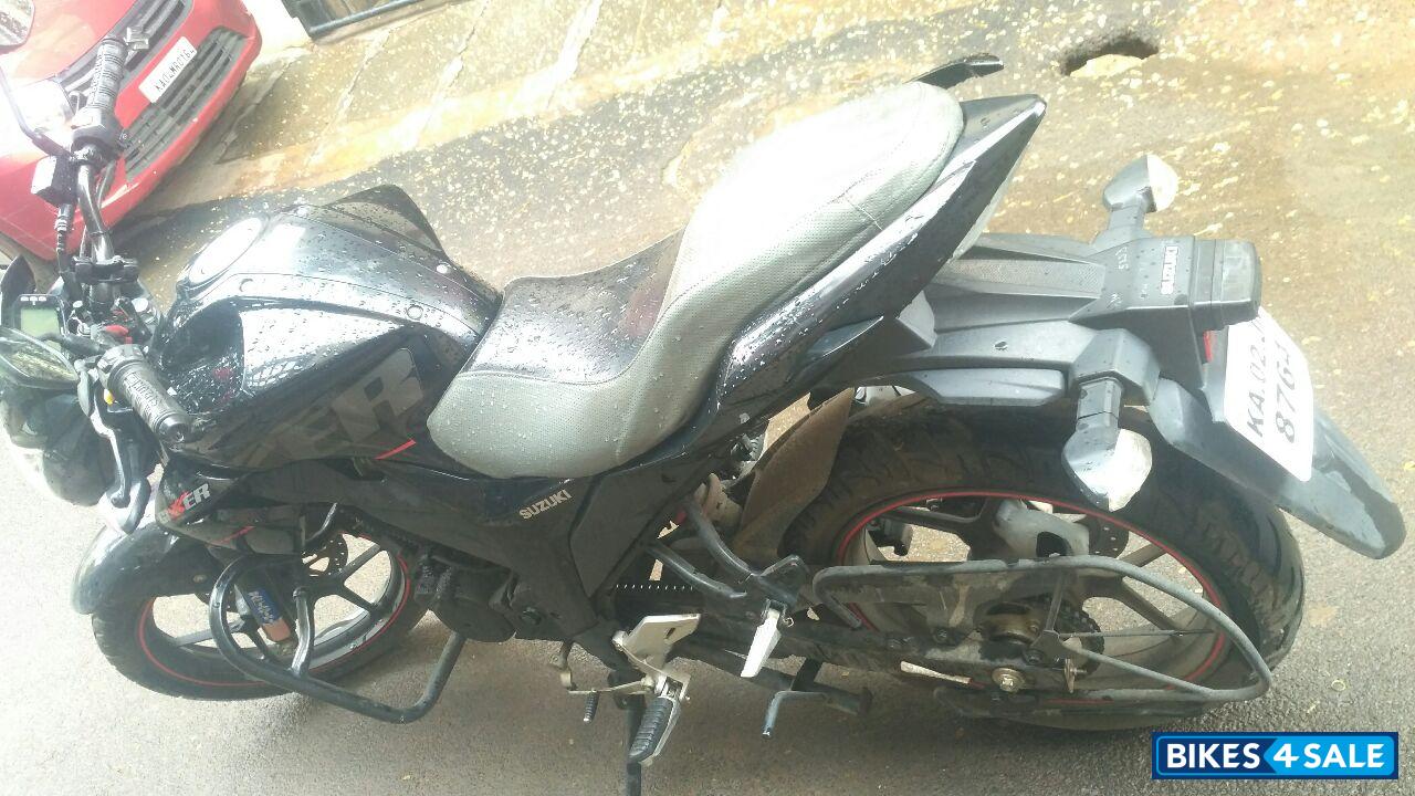 Black Suzuki Gixxer 150 Black Suzuki Gixxer 150