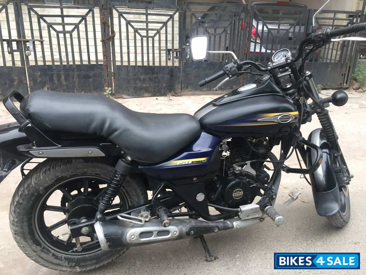 Blue Bajaj Avenger Street 150