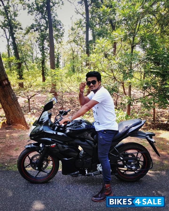 Gl. Sparkle Black Suzuki Gixxer SF Fi