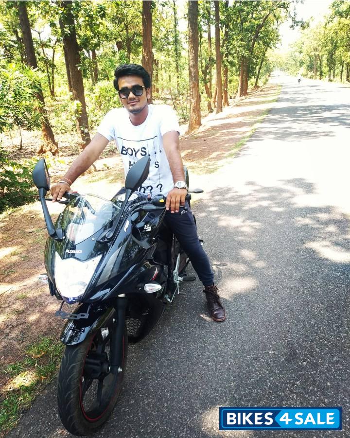 Gl. Sparkle Black Suzuki Gixxer SF Fi