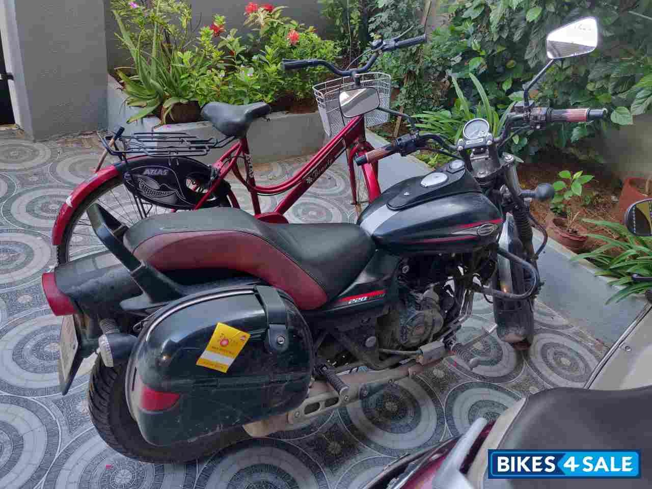 Black Bajaj Avenger Street 220