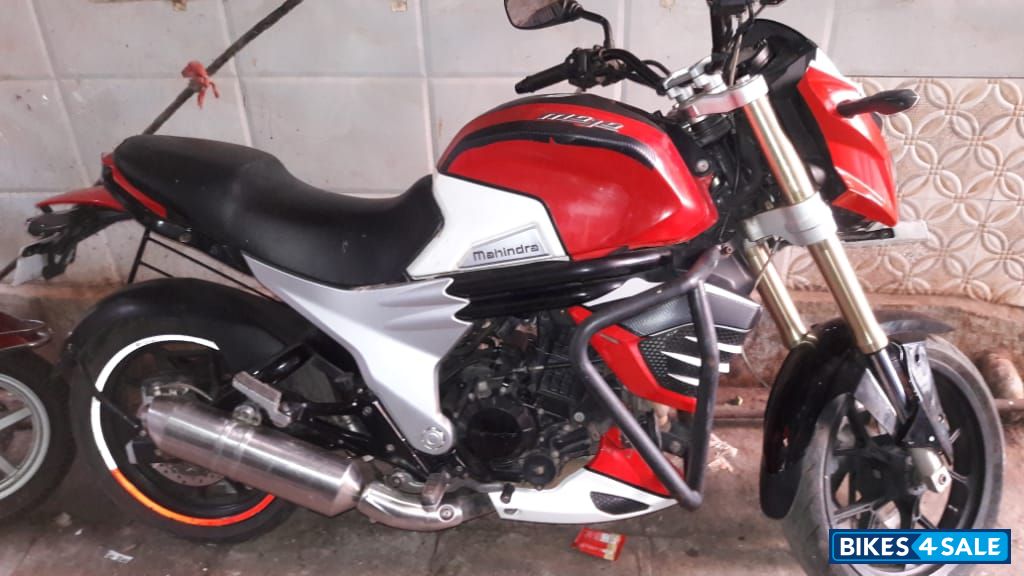 Red Mahindra Mojo XT 300
