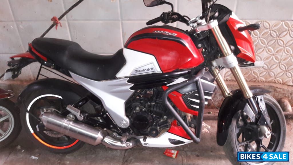 Red Mahindra Mojo XT 300