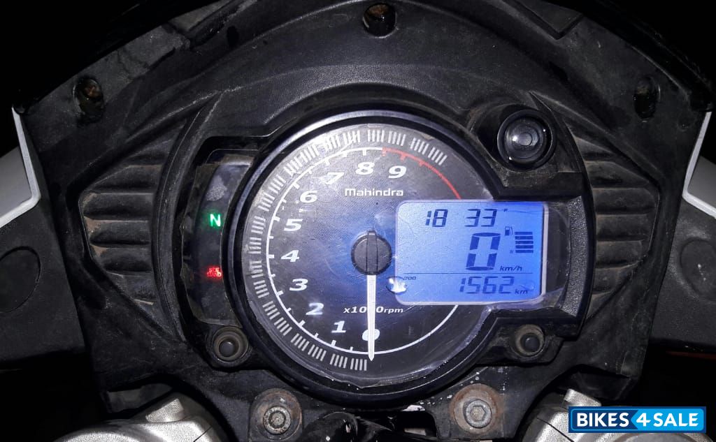 Red Mahindra Mojo XT 300