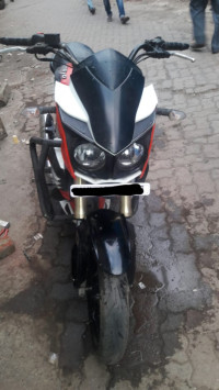 Red Mahindra Mojo XT 300