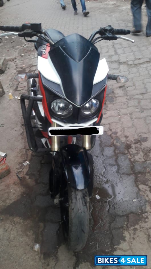 Red Mahindra Mojo XT 300