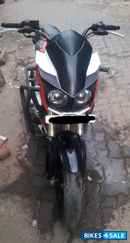 Red Mahindra Mojo XT 300