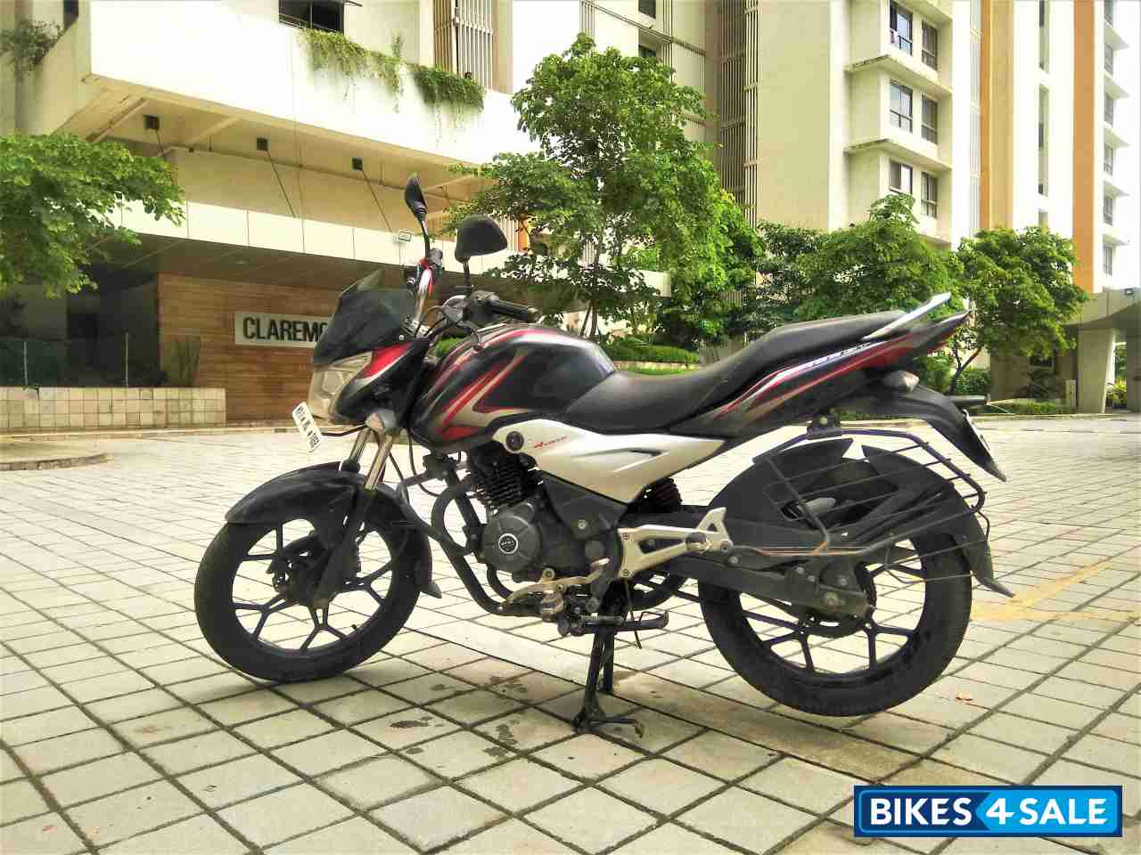 Black Bajaj Discover 125 ST