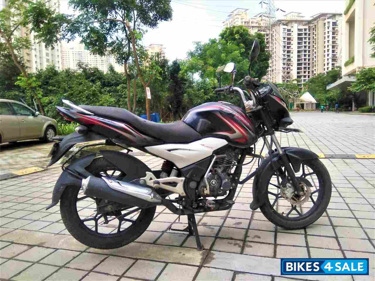 Black Bajaj Discover 125 ST
