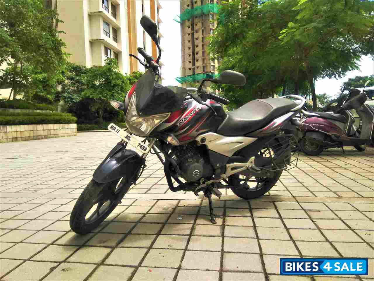 Black Bajaj Discover 125 ST