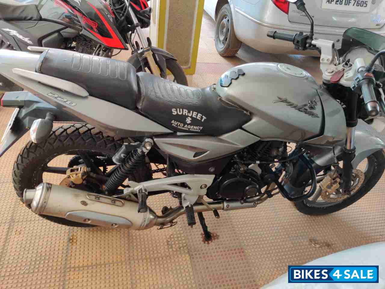 Mg Silver Bajaj Pulsar 220 DTSi
