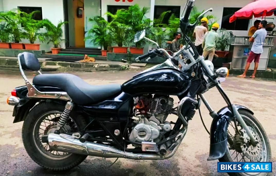 Black Bajaj Avenger Cruise 220