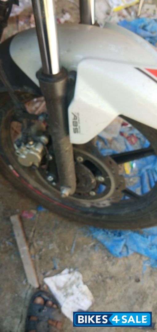 White TVS Apache RTR 160