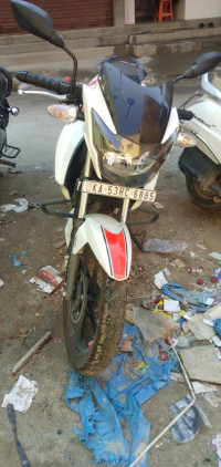 White TVS Apache RTR 160