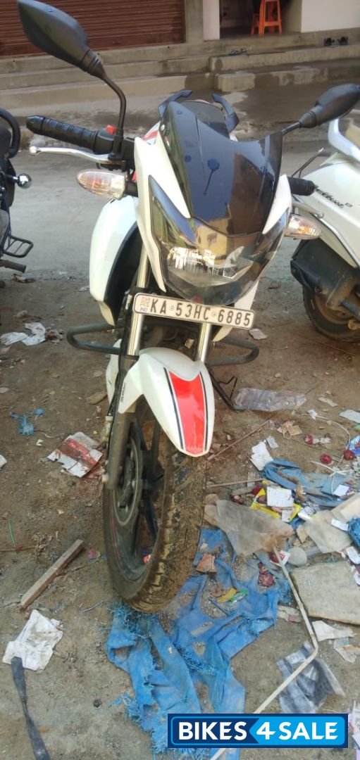 White TVS Apache RTR 160