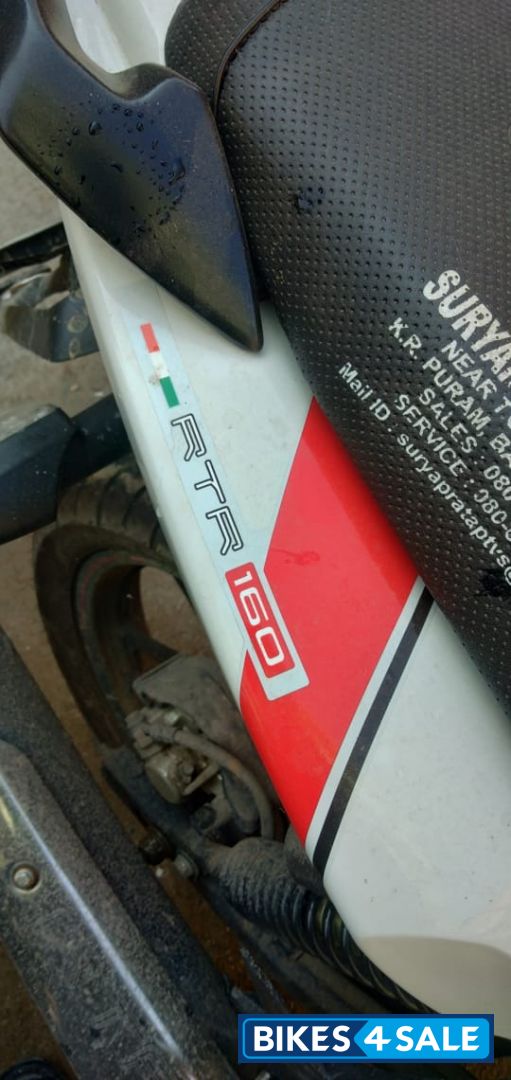 White TVS Apache RTR 160